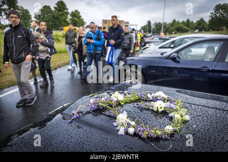 2022-06-08 19:43:55 KERKRADE - Teilnehmer in einem stillen marsch in Erinnerung an den 9-jährigen Gino. Der Junge verschwand am 1. Juni von einem Spielplatz, und seine Überreste wurden wenige Tage später in einem Haus gefunden. Ein 22-jähriger Verdächtiger wurde verhaftet. ANP MARCEL VAN HOORN niederlande Out - belgien Out Stockfoto