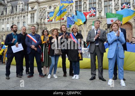 Der stellvertretende Premierminister Olha Stefanishyna tritt mit dem ukrainischen Botschafter bei einer Kundgebung zur Unterstützung der Ukrainer vor dem Pariser Rathaus auf Stockfoto