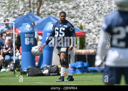 Gillette Stadium. 8.. Juni 2022. MA, USA; LaBryan Ray (65), Verteidigungslineman der New England Patriots, geht zum Übungsfeld im Minicamp des Teams im Gillette Stadium. Obligatorische Gutschrift: Eric Canha/CSM/Alamy Live News Stockfoto