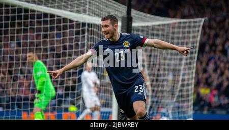 Hampden Park, Glasgow, Großbritannien. 8.. Juni 2022. UEF Nations League Fußball, Schottland gegen Armenien; Anthony Ralston aus Schottland feiert, nachdem er es 1-0 in der 28.-Minuten-Zeit erreicht hat Credit: Action Plus Sports/Alamy Live News Stockfoto