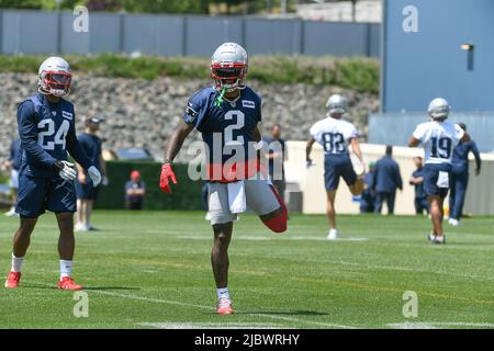 Gillette Stadium. 8.. Juni 2022. MA, USA; der Eckpfeiler der New England Patriots, Jalen Mills (2), erwärmt sich beim Minicamp des Teams im Gillette Stadium. Obligatorische Gutschrift: Eric Canha/CSM/Alamy Live News Stockfoto