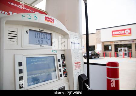 Carmel, USA. 08.. Juni 2022. Die Buchstaben 'FJB' wurden auf einer Gaspumpe an einem Circle K in Carmel, IN, geschrieben. Der Gaspreis steigt im ganzen Land aufgrund von Problemen mit der Lieferkette und der Produktion infolge des Krieges in der Ukraine weiter an. (Foto von Jason Bergman/Sipa USA) Quelle: SIPA USA/Alamy Live News Stockfoto