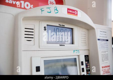 Carmel, USA. 08.. Juni 2022. Die Buchstaben 'FJB' wurden auf einer Gaspumpe an einem Circle K in Carmel, IN, geschrieben. Der Gaspreis steigt im ganzen Land aufgrund von Problemen mit der Lieferkette und der Produktion infolge des Krieges in der Ukraine weiter an. (Foto von Jason Bergman/Sipa USA) Quelle: SIPA USA/Alamy Live News Stockfoto