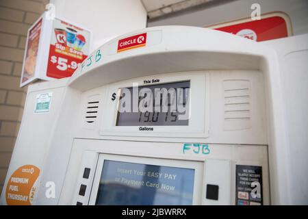 Carmel, USA. 08.. Juni 2022. Die Buchstaben 'FJB' wurden auf einer Gaspumpe an einem Circle K in Carmel, IN, geschrieben. Der Gaspreis steigt im ganzen Land aufgrund von Problemen mit der Lieferkette und der Produktion infolge des Krieges in der Ukraine weiter an. (Foto von Jason Bergman/Sipa USA) Quelle: SIPA USA/Alamy Live News Stockfoto