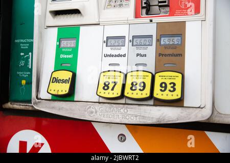 Carmel, USA. 08.. Juni 2022. Die Gaspreise steigen auf über $5 pro Gallone bei einem Circle K in Carmel, IN. Der Gaspreis steigt im ganzen Land aufgrund von Problemen mit der Lieferkette und der Produktion infolge des Krieges in der Ukraine weiter an. (Foto von Jason Bergman/Sipa USA) Quelle: SIPA USA/Alamy Live News Stockfoto