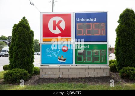 Carmel, USA. 08.. Juni 2022. Die Gaspreise steigen auf über $5 pro Gallone bei einem Circle K in Carmel, IN. Der Gaspreis steigt im ganzen Land aufgrund von Problemen mit der Lieferkette und der Produktion infolge des Krieges in der Ukraine weiter an. (Foto von Jason Bergman/Sipa USA) Quelle: SIPA USA/Alamy Live News Stockfoto