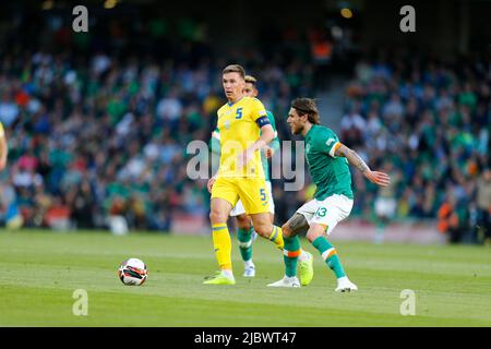 8.. Juni 2022; Aviva Stadium, Dublin, Irland;UEFA Nations League Football, Republik Irland gegen die Ukraine; Serhiy Sydorchuk (Ukraine) spielt den Ball weg von Jeff Hendrick (Rep. Of Ireland) Stockfoto