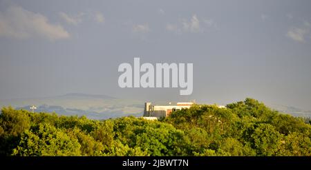 Manchester, Großbritannien. 8.. Juni 2022. Blick auf die Hügel hinter South Manchester. Sonnenschein in Manchester, England, Großbritannien, den Britischen Inseln, an einem ruhigen und trockenen Juniabend. Quelle: Terry Waller/Alamy Live News Stockfoto