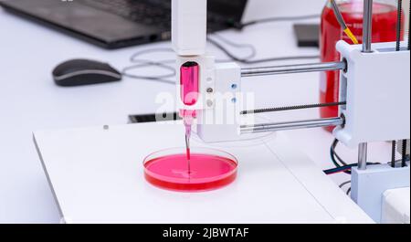 Ausrüstung für die genetische Forschung. Medizin PCR Robotik. DNA-Diagnostik. Forschungs- und Wissenschaftslabor Stockfoto