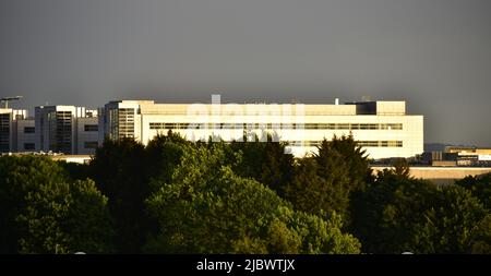 Manchester, Großbritannien. 8.. Juni 2022. Ein Blick von hoher Ebene auf das Hauptwohngebiet von Manchester. Sonnenschein in Manchester, England, Großbritannien, den Britischen Inseln, an einem ruhigen und trockenen Juniabend. Quelle: Terry Waller/Alamy Live News Stockfoto