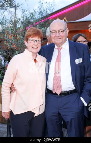 Berlin, Deutschland. 08.. Juni 2022. Walter Momper, ehemaliger Regierender Bürgermeister von Berlin, und Anne Momper kommen zur Jubiläumsfeier 30 Jahre Bar jeder Vernunft und 20 Jahre Tipi am Kanzleramt im Tipi am Kanzleramt. Quelle: Gerald Matzka/dpa/Alamy Live News Stockfoto