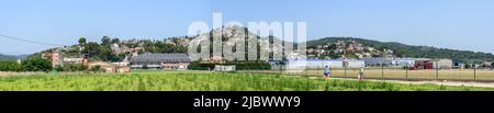 Panoramablick auf die Hügel von Santa Susanna Lage vom Weg zum Strand an der Costa Brava Küste, Katalonien, Spanien. Stockfoto