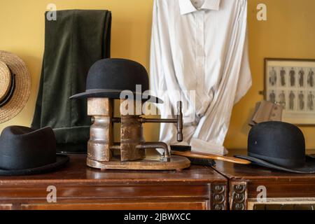 Dudley, West Midlands-united Kingdom Juli 13 2019 Schwarze Melone-Hüte bei einem Müller, der die alte Huttrage-Ausrüstung zeigt Stockfoto