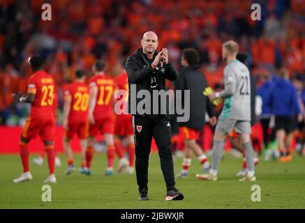 Rob Page, der Manager von Wales, applaudiert den Fans nach dem Spiel der UEFA Nations League im Cardiff City Stadium in Cardiff. Bilddatum: Mittwoch, 8. Juni 2022. Stockfoto