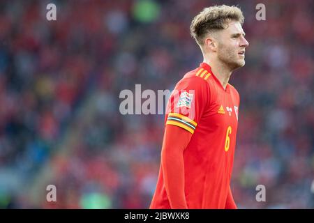 Cardiff, Wales, Großbritannien. 8.. Juni 2022. Joe Rodon aus Wales während des Spiels der UEFA Nations League zwischen Wales und den Niederlanden im Cardiff City Stadium. Kredit: Mark Hawkins/Alamy Live Nachrichten Stockfoto