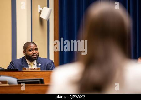 Washington, USA. 08.. Juni 2022. Der Repräsentant Byron Donalds (R-FL) spricht während des Ausschusses für Aufsicht und Reform des Repräsentantenhauses über Waffengewalt am 8. Juni 2022 in Washington, DC (Foto von Jason Andrew/Pool/Sipa USA) Quelle: SIPA USA/Alamy Live News Stockfoto