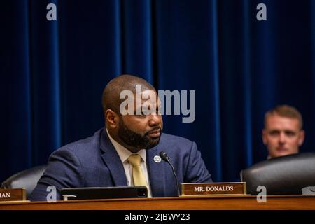 Washington, USA. 08.. Juni 2022. Der Repräsentant Byron Donalds (R-FL) spricht während des Ausschusses für Aufsicht und Reform des Repräsentantenhauses über Waffengewalt am 8. Juni 2022 in Washington, DC (Foto von Jason Andrew/Pool/Sipa USA) Quelle: SIPA USA/Alamy Live News Stockfoto