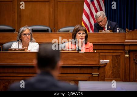 Washington, USA. 08.. Juni 2022. Die Vertreterin Jackie Speier (D-CA) spricht während des Ausschusses für Aufsicht und Reform des Repräsentantenhauses über Waffengewalt am 8. Juni 2022 in Washington, DC (Foto von Jason Andrew/Pool/Sipa USA) Quelle: SIPA USA/Alamy Live News Stockfoto