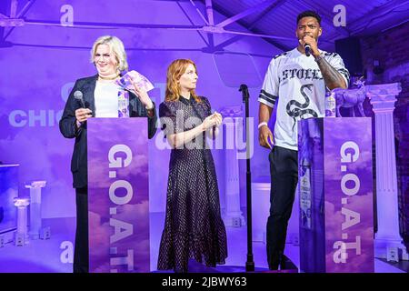 NUR FÜR REDAKTIONELLE VERWENDUNG Moderatorin Alice Levine (Mitte) auf der Bühne mit Rachel Spicer (links) und Theo Campbell (rechts), die beim Strongbow Ultra Greatest of All Time Award in Shoreditch, London, den G.O.A.T Award für den besten Hühnerstall debattieren. Bilddatum: Mittwoch, 8. Juni 2022. Das von der Cider-Marke moderierte Event, bei dem Reality-TV-Stars, Drag Queens, Musiker und Social-Media-Influencer zu Gast waren, wurde von der Sendeanstalt und der weltbekannten Podcasterin Alice Levine moderiert. Bildnachweis sollte lauten: Matt Crossick/PA Stockfoto