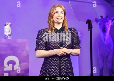 NUR FÜR REDAKTIONELLE VERWENDUNG Moderatorin Alice Levine auf der Bühne der G.O.A.T Award for Best Chicken Shop beim Strongbow Ultra Greatest of All Time Award in Shoreditch, London. Bilddatum: Mittwoch, 8. Juni 2022. Das von der Cider-Marke moderierte Event, bei dem Reality-TV-Stars, Drag Queens, Musiker und Social-Media-Influencer zu Gast waren, wurde von der Sendeanstalt und der weltbekannten Podcasterin Alice Levine moderiert. Bildnachweis sollte lauten: Matt Crossick/PA Stockfoto