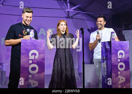 NUR FÜR REDAKTIONELLE VERWENDUNG Moderatorin Alice Levine (Mitte) auf der Bühne mit Chris Hughes (links) und Mark Wright (rechts), die den G.O.A.T Award für den besten Chicken Shop bei den Strongbow Ultra Greatest of All Time Awards in Shoreditch, London, debattieren. Bilddatum: Mittwoch, 8. Juni 2022. Das von der Cider-Marke moderierte Event, bei dem Reality-TV-Stars, Drag Queens, Musiker und Social-Media-Influencer zu Gast waren, wurde von der Sendeanstalt und der weltbekannten Podcasterin Alice Levine moderiert. Bildnachweis sollte lauten: Matt Crossick/PA Stockfoto