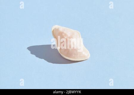 Traditionelle portugiesische Eigelb Süßigkeiten Ovos Moles de Aveiro auf blauem Hintergrund. Süßwarenladen Stockfoto