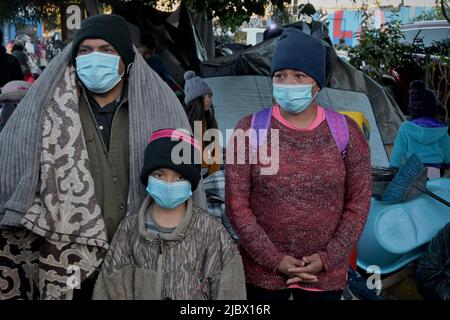 Tijuana, Baja California, Mexiko. 6.. Februar 2022. Das Chaparral Grenzlager wurde am Sonntag, den 6. Februar 2022, von mexikanischen Behörden in Tijuana, Mexiko, verlegt und geräumt.Migranten nahmen ihre Habseligkeiten ab, einige verließen die Stadt in ausgewiesenen Unterkünften, während andere sich nach wie vor fragten, wo sie als nächstes hingehen sollten. Die Operation zur Entfernung von Migranten aus dem Gebiet und zur Demontage des Campingplatzes begann am frühen Morgen.das Lager war nur zwei Wochen nach dem Start eines Jahres, als das erste Dutzend Migranten am 18. Februar 2021 auf Betonschollen an der Chaparral-Fußgängergrenze eintrafen Stockfoto