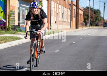 Junger Mann pendelt zur Arbeit auf einem Fahrrad Stockfoto