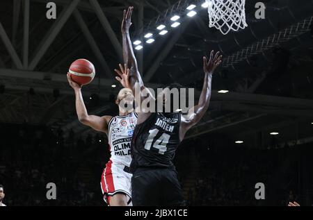 Bologna, Italien, 08/06/2022, Shavon Shields (Armani Exchange Milano) während Spiel 1 der Finals der Meisterschaft Playoffs italienischen Basketball-Serie A1 Segafredo Virtus Bologna vs. Armani Exchange Olimpia Milano in der Segafredo Arena - Bologna, 8. Juni 2022 - Foto: Michele Nucci Stockfoto