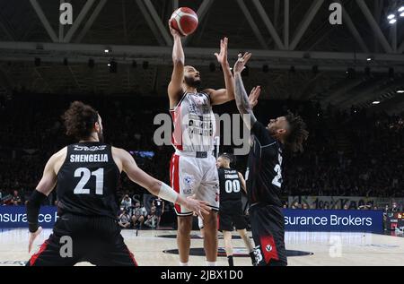 Bologna, Italien, 08/06/2022, Shavon Shields (Armani Exchange Milano) während Spiel 1 der Finals der Meisterschaft Playoffs italienischen Basketball-Serie A1 Segafredo Virtus Bologna vs. Armani Exchange Olimpia Milano in der Segafredo Arena - Bologna, 8. Juni 2022 - Foto: Michele Nucci Stockfoto