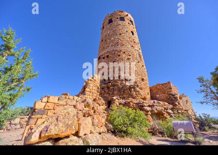 Zeigen Sie auf den Südrand des Grand Canyon. Dies ist ein historisches Wahrzeichen, das für die Öffentlichkeit zugänglich ist und vom National Park Service verwaltet wird. Es ist keine Eigentumsfreigabe erforderlich. Stockfoto