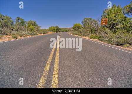 Straßenschild, das Besucher zum Lipan Point am Südrand des Grand Canyon in Arizona führt. Stockfoto