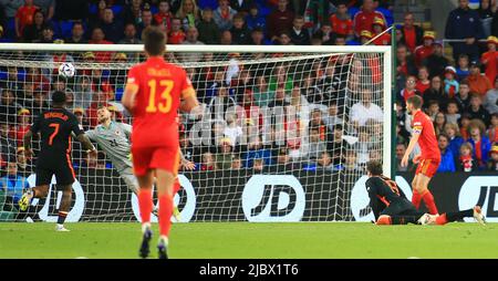 Cardiff City Stadium, Cardiff, Großbritannien. 8.. Juni 2022. Fußball der UEFA Nations League, Wales gegen Niederlande; Wout Weghorst aus den Niederlanden erzielt in der 90 4.-minütigen Spielzeit das zweite Tor seiner Mannschaft, um 1-2 zu erreichen.Credit: Action Plus Sports/Alamy Live News Stockfoto