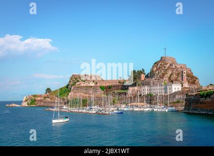 Der Golf von Mandraki mit vielen Segelbooten und die alte venezianische Festung auf Korfu, Griechenland. Stockfoto