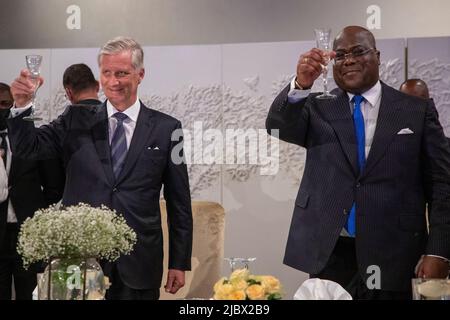 Kongo, 08. Juni 2022. König Philippe - Filip von Belgien und der Präsident der Demokratischen Republik Kongo, Felix Tshisekedi, stoßen beim offiziellen Bankett im Cite de l'Union africaine (UA) in Kinshasa während eines offiziellen Besuchs des belgischen Königspaares in der Demokratischen Republik Kongo am Mittwoch, den 08. Juni 2022 an. Der belgische König und die belgische Königin werden vom 7.. Bis 13.. Juni Kinshasa, Lubumbashi und Bukavu besuchen. BELGA FOTO NICOLAS MAETERLINCK Stockfoto