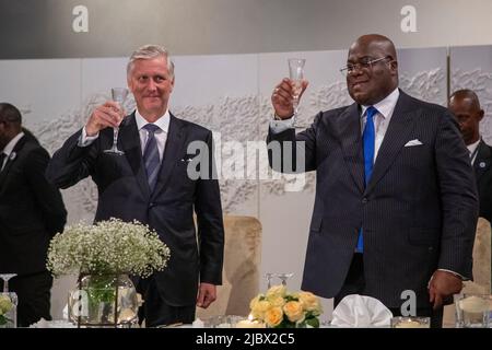 Kongo, 08. Juni 2022. König Philippe - Filip von Belgien und der Präsident der Demokratischen Republik Kongo, Felix Tshisekedi, stoßen beim offiziellen Bankett im Cite de l'Union africaine (UA) in Kinshasa während eines offiziellen Besuchs des belgischen Königspaares in der Demokratischen Republik Kongo am Mittwoch, den 08. Juni 2022 an. Der belgische König und die belgische Königin werden vom 7.. Bis 13.. Juni Kinshasa, Lubumbashi und Bukavu besuchen. BELGA FOTO NICOLAS MAETERLINCK Stockfoto