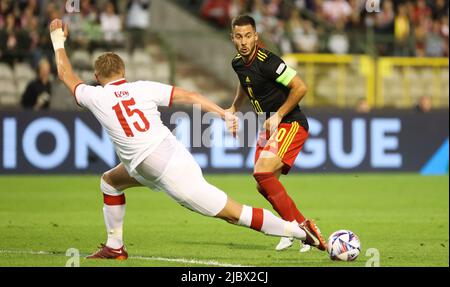 Der belgische Fußballspieler Eden Hazard unterstützt den belgischen Nationalspieler Kevin De Bruyne während eines Fußballspiels zwischen der belgischen Nationalmannschaft der Roten Teufel und Polen am Mittwoch, den 08. Juni 2022 in Brüssel, dem zweiten Spiel (von sechs) in der Nations League A-Gruppenphase. BELGA FOTO VIRGINIE LEFOUR Stockfoto