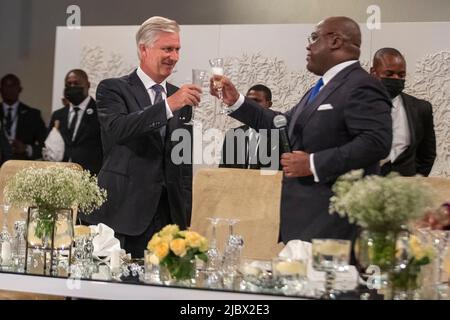 Kongo, 08. Juni 2022. König Philippe - Filip von Belgien und der Präsident der Demokratischen Republik Kongo, Felix Tshisekedi, stoßen beim offiziellen Bankett im Cite de l¿Union africaine (UA) in Kinshasa während eines offiziellen Besuchs des belgischen Königspaares in der Demokratischen Republik Kongo am Mittwoch, den 08. Juni 2022 an. Der belgische König und die belgische Königin werden vom 7.. Bis 13.. Juni Kinshasa, Lubumbashi und Bukavu besuchen. BELGA FOTO NICOLAS MAETERLINCK Stockfoto