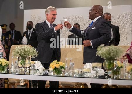 Kongo, 08. Juni 2022. König Philippe - Filip von Belgien und der Präsident der Demokratischen Republik Kongo, Felix Tshisekedi, stoßen beim offiziellen Bankett im Cite de l'Union africaine (UA) in Kinshasa während eines offiziellen Besuchs des belgischen Königspaares in der Demokratischen Republik Kongo am Mittwoch, den 08. Juni 2022 an. Der belgische König und die belgische Königin werden vom 7.. Bis 13.. Juni Kinshasa, Lubumbashi und Bukavu besuchen. BELGA FOTO NICOLAS MAETERLINCK Stockfoto