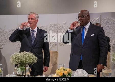 Kongo, 08. Juni 2022. König Philippe - Filip von Belgien und der Präsident der Demokratischen Republik Kongo, Felix Tshisekedi, abgebildet während des offiziellen Banketts im Cite de l¿Union africaine (UA), in Kinshasa, während eines offiziellen Besuchs des belgischen Königspaares in der Demokratischen Republik Kongo, Mittwoch, den 08. Juni 2022. Der belgische König und die belgische Königin werden vom 7.. Bis 13.. Juni Kinshasa, Lubumbashi und Bukavu besuchen. BELGA FOTO NICOLAS MAETERLINCK Stockfoto