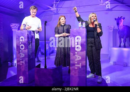 NUR FÜR REDAKTIONELLE VERWENDUNG Moderatorin Alice Levine (Mitte) auf der Bühne mit Josh Berry (links) und Joanna Dring (rechts), die beim Strongbow Ultra Greatest of All Time Award in Shoreditch, London, den G.O.A.T Award für die beste Supermacht debattieren. Bilddatum: Mittwoch, 8. Juni 2022. Das von der Cider-Marke moderierte Event, bei dem Reality-TV-Stars, Drag Queens, Musiker und Social-Media-Influencer zu Gast waren, wurde von der Sendeanstalt und der weltbekannten Podcasterin Alice Levine moderiert. Bildnachweis sollte lauten: Matt Crossick/PA Stockfoto