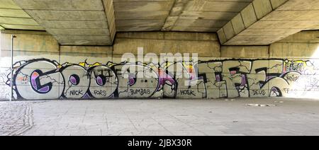 Groß angelegte Graffiti-Kunst an einer Wand unter dem Mancunischen Weg sagt: 'Good Life'. Graffiti oder Street Art Manchester, England, Vereinigtes Königreich. Stockfoto