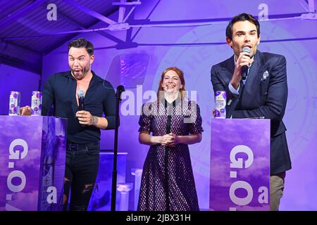 NUR FÜR REDAKTIONELLE VERWENDUNG Moderatorin Alice Levine (Mitte) auf der Bühne mit Bobby Norris (links) und Marc Francis Vandelli (rechts), die beim Strongbow Ultra Greatest of All Time Award in Shoreditch, London, den G.O.A.T Award für die beste Reality-TV-Show debattieren. Bilddatum: Mittwoch, 8. Juni 2022. Das von der Cider-Marke moderierte Event, bei dem Reality-TV-Stars, Drag Queens, Musiker und Social-Media-Influencer zu Gast waren, wurde von der Sendeanstalt und der weltbekannten Podcasterin Alice Levine moderiert. Bildnachweis sollte lauten: Matt Crossick/PA Stockfoto