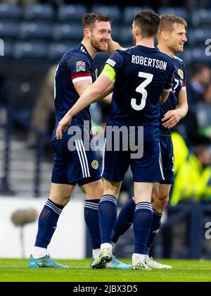 Hampden Park, Glasgow, Großbritannien. 8.. Juni 2022. UEF Nations League Fußball, Schottland gegen Armenien; Anthony Ralston aus Schottland feiert nach dem ersten Tor in der 28.-minütigen Aufnahme Kredit: Action Plus Sports/Alamy Live News Stockfoto