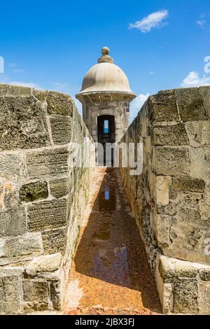 Eine garita in der historischen Festung Castillo San Rojo del Morro in San Juan, Puerto Rico an einem sonnigen Tag. Unesco-Weltkulturerbe. Stockfoto