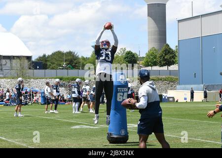 Gillette Stadium. 8.. Juni 2022. MA, USA; der New England Patriots-Eckpfeiler Joejuan Williams (33) fängt den Ball beim Minicamp des Teams im Gillette Stadium. Obligatorische Gutschrift: Eric Canha/CSM/Alamy Live News Stockfoto