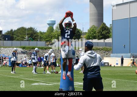 Gillette Stadium. 8.. Juni 2022. MA, USA; der Eckpfeiler der New England Patriots, Jalen Mills (2), fängt den Ball beim Minicamp des Teams im Gillette Stadium ein. Obligatorische Gutschrift: Eric Canha/CSM/Alamy Live News Stockfoto