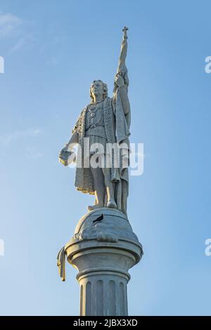 Statue und Säule von Christoph Kolumbus auf der Plaza Colón in der Altstadt von San Juan, Puerto Rico. Stockfoto