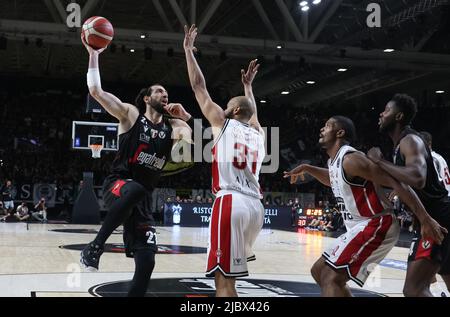 Bologna, Italien, 08/06/2022, Tornike Shengelia (Segafredo Virtus Bologna) (L) vereitelt von Shavon Shields (Armani Exchange Milano) während Spiel 1 der Finale der Meisterschaft Playoffs italienischen Basketball-Serie A1 Segafredo Virtus Bologna vs. Armani Exchange Olimpia Milano in der Segafredo Arena - Bologna, 8. Juni 2022 - Foto: Michele Nucci Stockfoto