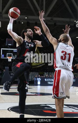 Bologna, Italien, 08/06/2022, Tornike Shengelia (Segafredo Virtus Bologna) (L) vereitelt von Shavon Shields (Armani Exchange Milano) während Spiel 1 der Finale der Meisterschaft Playoffs italienischen Basketball-Serie A1 Segafredo Virtus Bologna vs. Armani Exchange Olimpia Milano in der Segafredo Arena - Bologna, 8. Juni 2022 - Foto: Michele Nucci Stockfoto